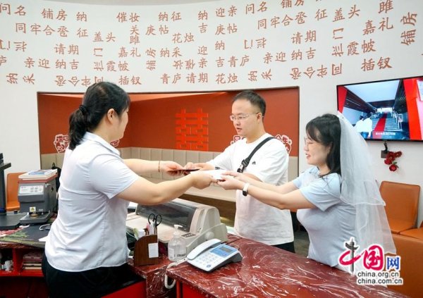 九游体育app官网准新东谈主们手捧鲜花-九游体育app官网下载IOS/安卓全站最新版下载