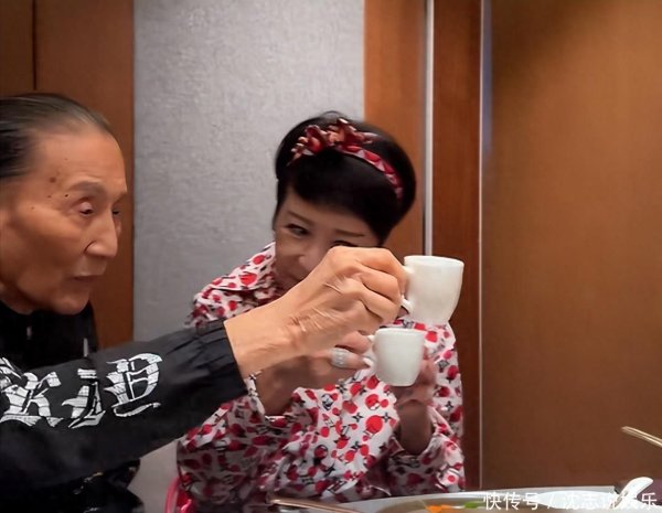 九游体育娱乐网可眼里的笑藏齐藏不住；狄波拉再婚了还常来陪他聊天-九游体育app官网下载IOS/安卓全站最新版下载